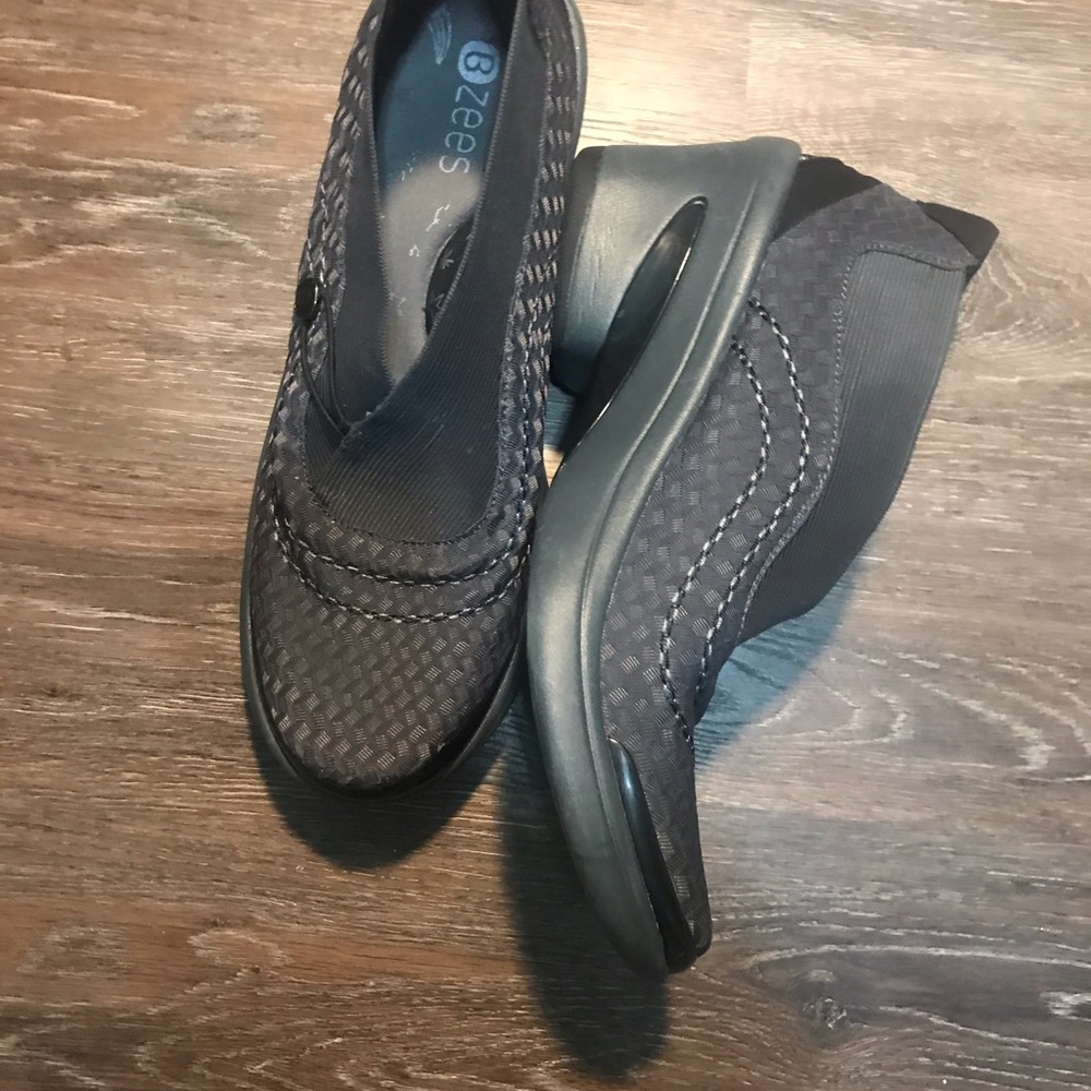Comfortable Bzees grey cloth shoes - Picture 4 of 4
